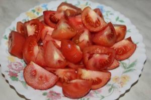 Ricette semplici e gustose per preparazioni “Lingua della suocera” per l'inverno Antipasto di pomodori rossi per l'inverno