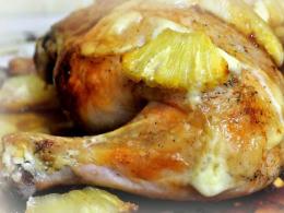 Come cucinare il pollo al forno con ananas