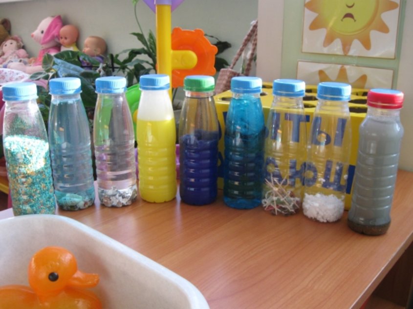 Опыты в ранней группе. Экспериментирование в садике. Уголок экспериментирования в детском саду 1 младшая группа. Экспериментирование с водой. Эксперименты с бутылкой.